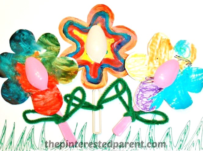Plastic Spoon Flower arts & craft for kids - easy painting craft perfect for spring