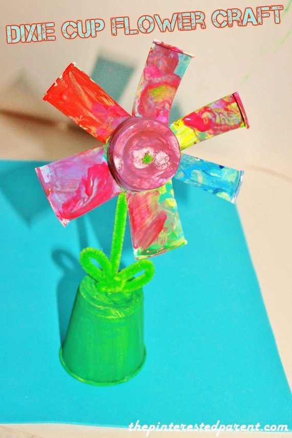 Use a Dixie Cup to make these lovely kid painted flower craft - great arts & crafts project for spring