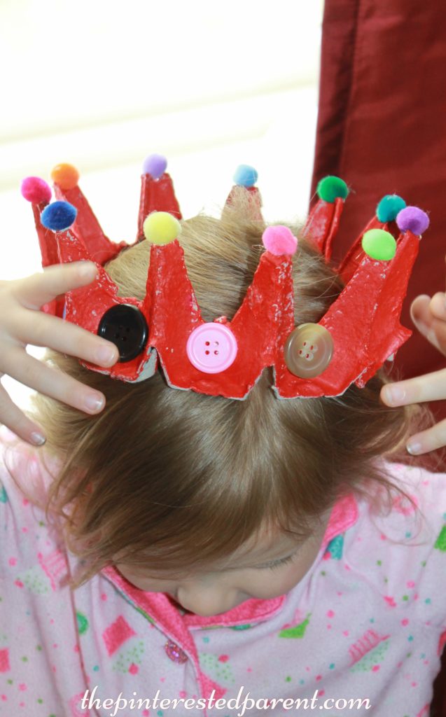 Egg carton crown craft - use recyclabes to make this dress up crown or tiara for pretend play for the kids. Arts & Crafts