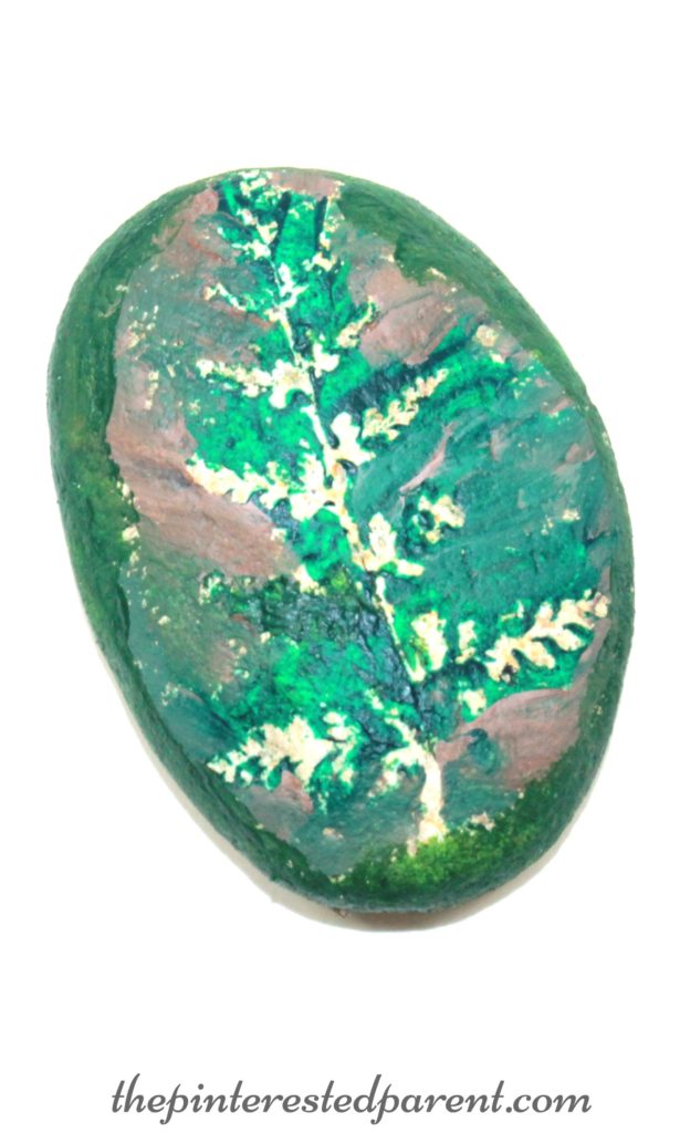 Nature resist painted rocks. A fun outdoor arts & crafts project that you can do with the kids.