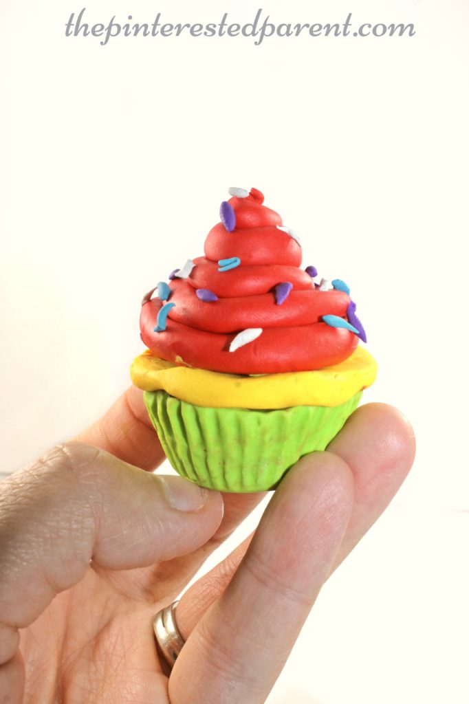 Polymer Clay Cupcakes - This is a great arts & craft project & can be used for pretend play for the kids after making..