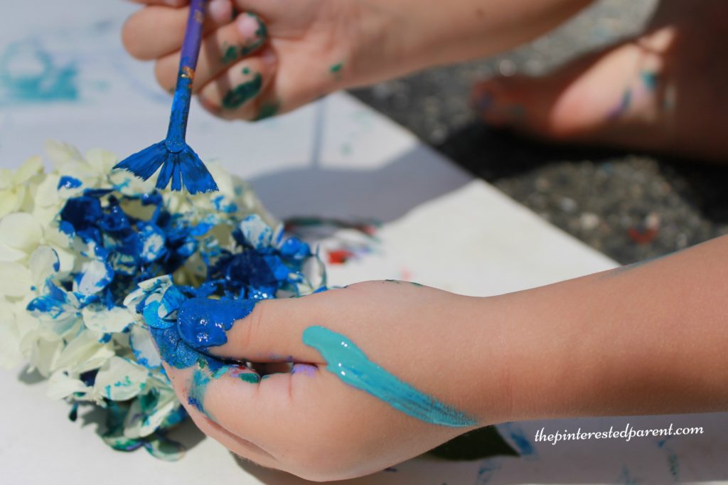 Painting flower petal - nature arts & crafts activities for kids. This is a wonderful spring & summer art project that you can do outdoors