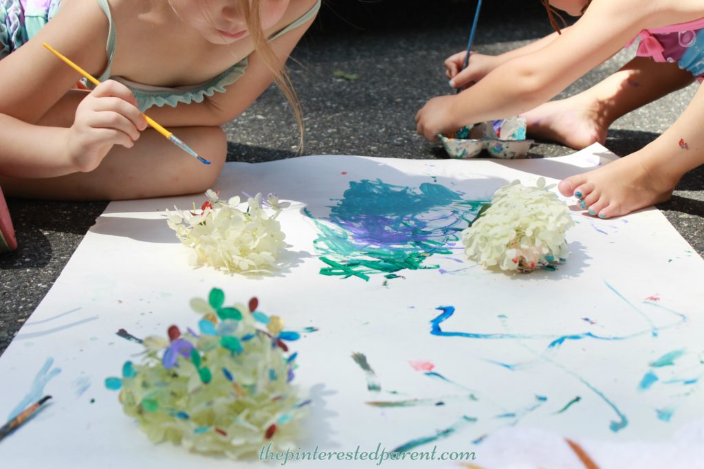 Painting flower petal - nature arts & crafts activities for kids. This is a wonderful spring & summer art project that you can do outdoors.