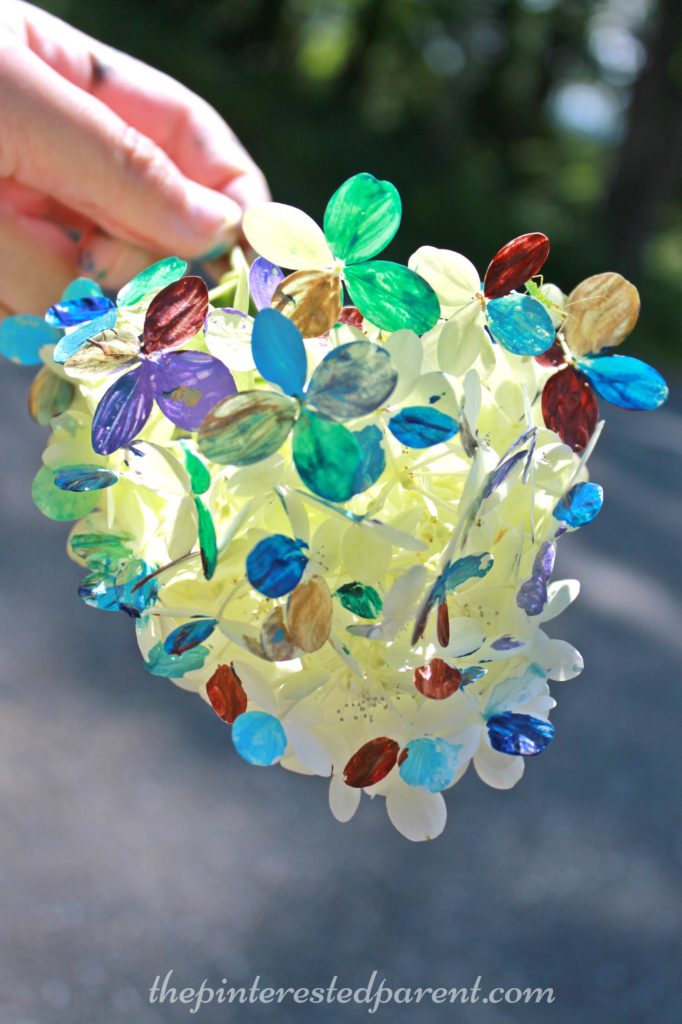 Painting flower petal - nature arts & crafts activities for kids. This is a wonderful spring & summer project that you can do outdoors.