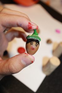 Acorn and cork caroler craft. Christmas and winter arts and crafts projects. Great for kids or adults. Nature crafts and recyclables