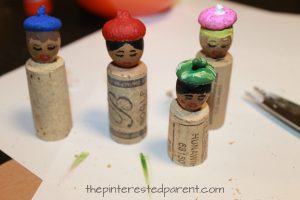 Acorn and cork caroler craft. Christmas and winter arts and crafts projects. Great for kids or adults. Nature crafts and recyclables