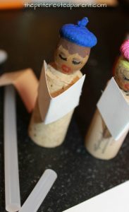Acorn and cork caroler craft. Christmas and winter arts and crafts projects. Great for kids or adults. Nature crafts and recyclables