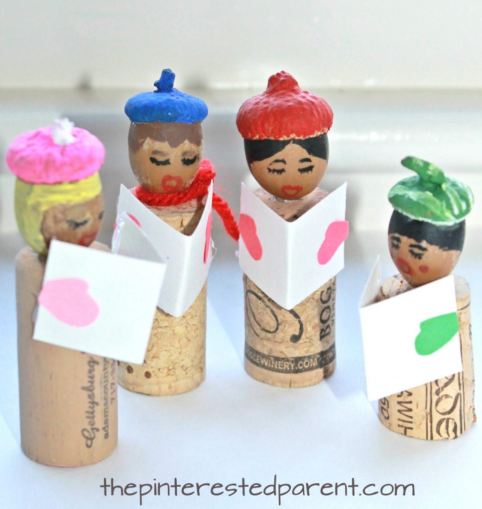 Acorn and cork caroler craft. Christmas and winter arts and crafts projects. Great for kids or adults. Nature crafts and recyclables
