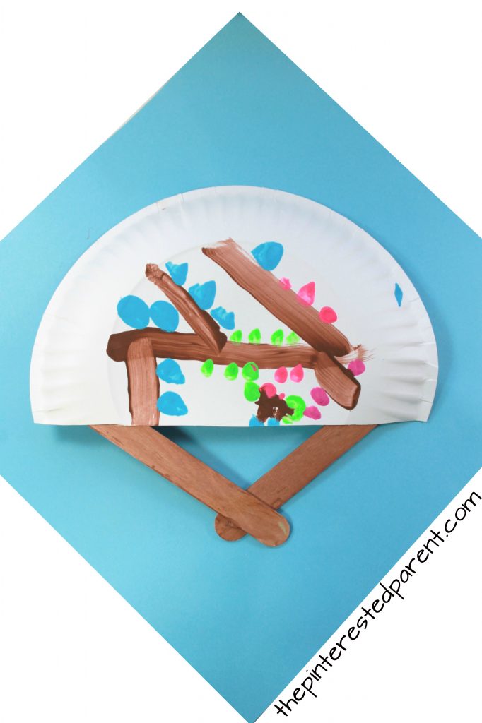 Paper plate fans for the spring and summer. These hand fans are a simple arts and craft project that is perfect for toddlers, preschoolers and kids of all ages.