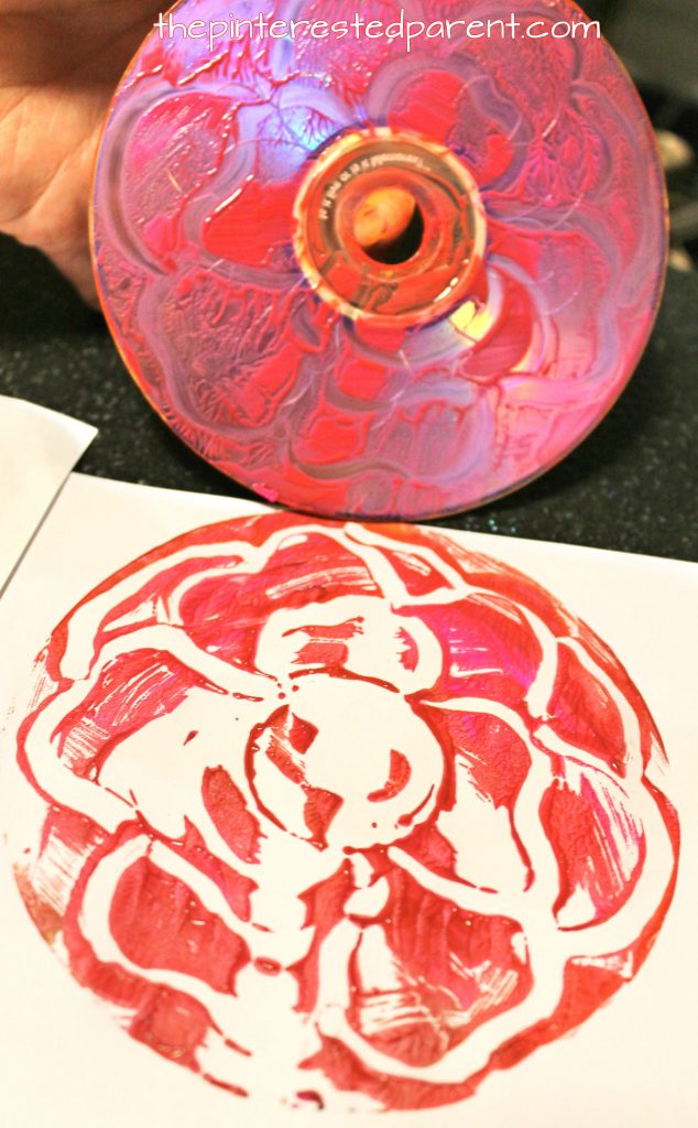 Printmaking with CDs - techniques using paint , yarn, Q-tips and paint. Arts and craft ideas for preschoolers and kids.