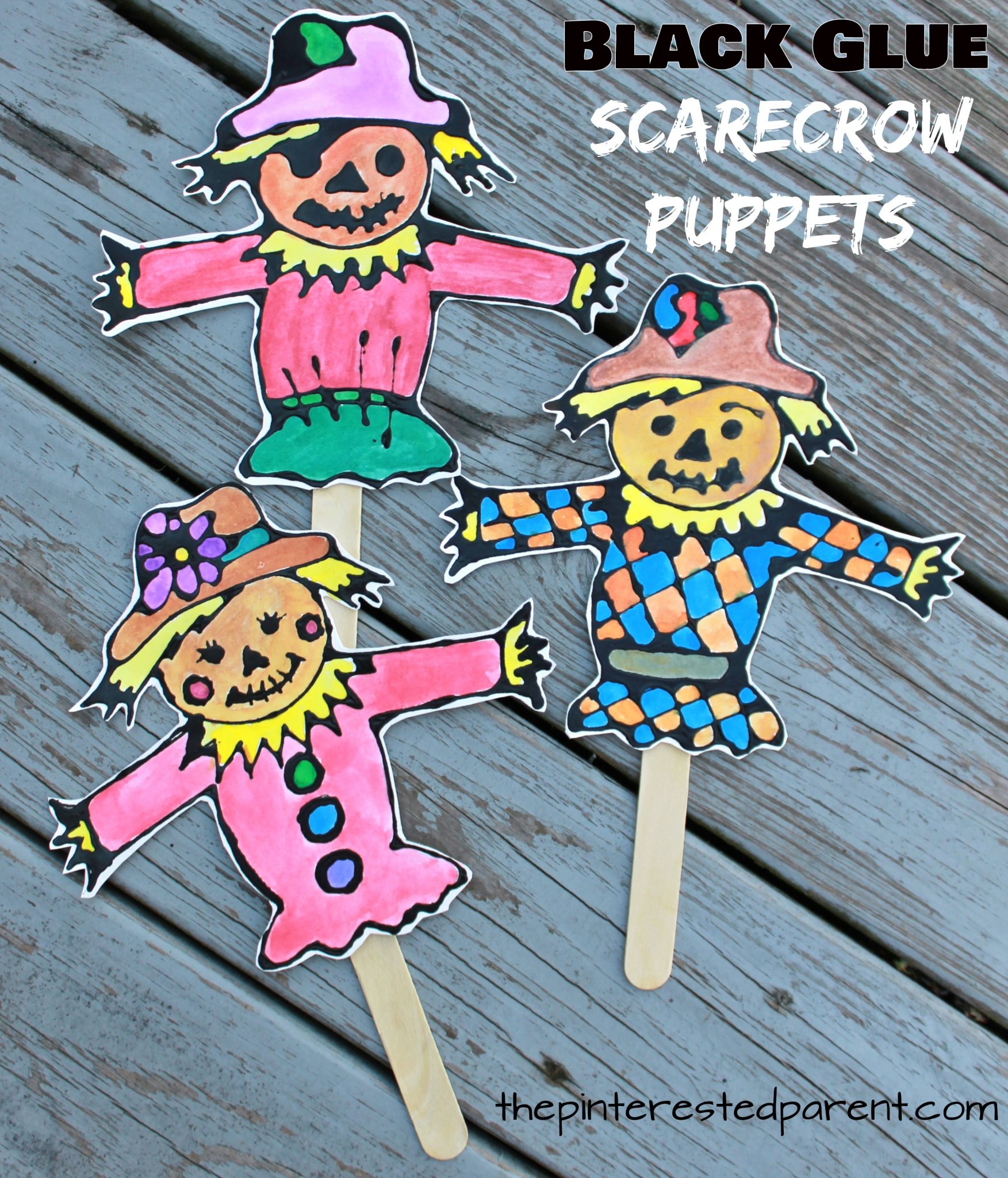 Black glue and watercolor scarecrow puppets with printable template to decorate. Fall / autumn arts and crafts for kids. Painting