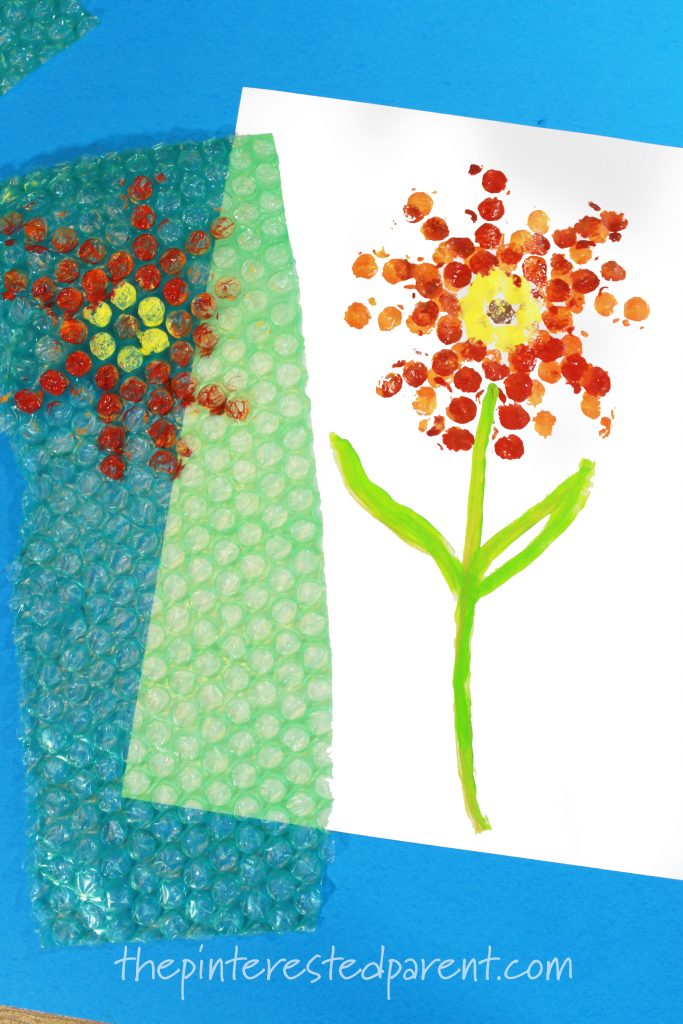 Bubble Wrap printed flowers - kid's arts and craft. Printmaking and stamping ideas for the spring and summer
